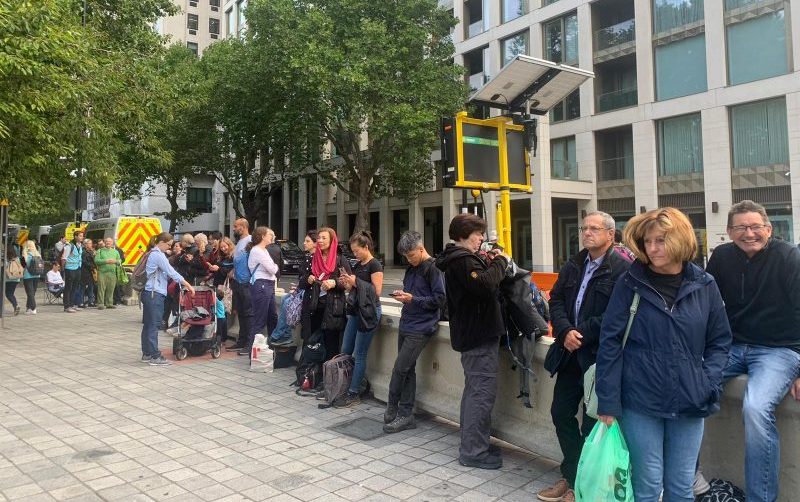 queue of mourners for the queen