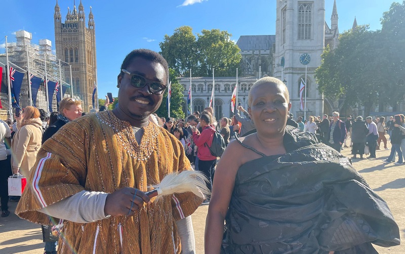 Photo of two mourners outside Westminster Hall