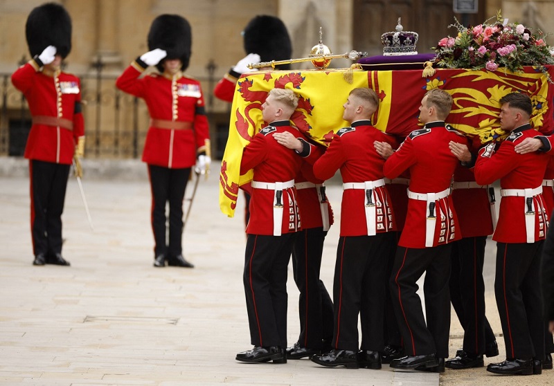 Pallbearers carrying the Queen's coffin