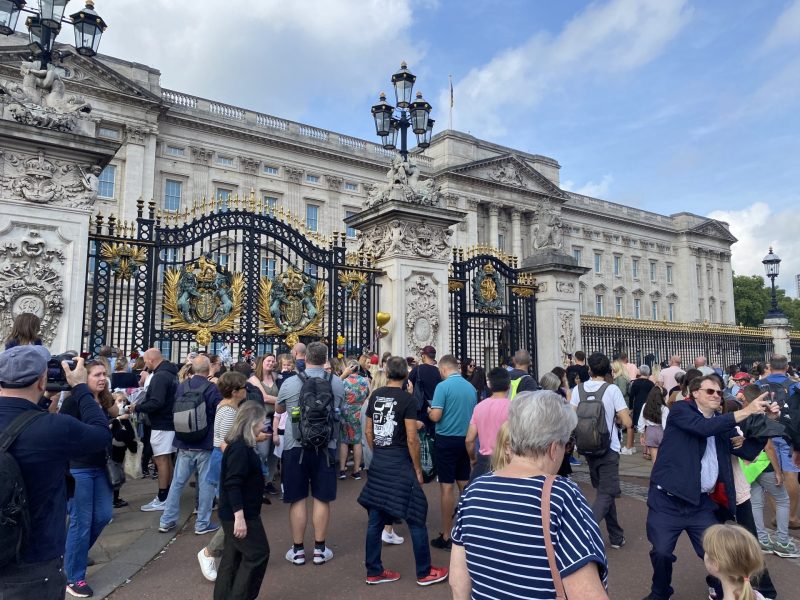 crowd at Buckingham Palace