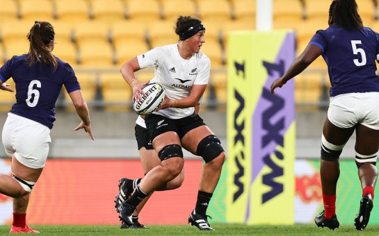 Charmaine Smith playing for New Zealand vs France