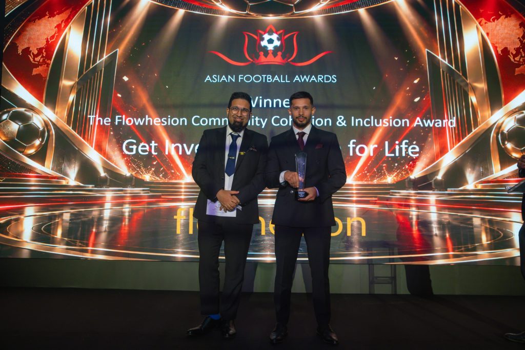 Hazmi Bahrin accepting the Flowhesion award